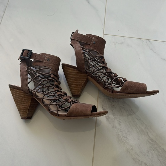 Vince Camuto “Evel” leather strappy sandals - Picture 4 of 6